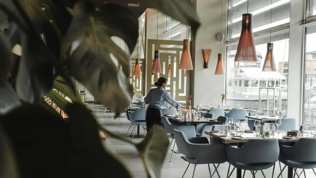 restaurant empty due to covid-19